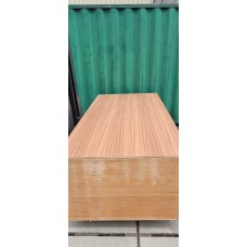64. 19 mm MDF Mahonie kwartiers 2-zijdig