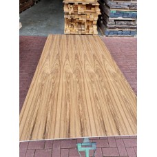 Plaat 87.   Berken Multiplex 13 mm  2-Zijdig: Teak dosse bookmatch (met scheurtjes)